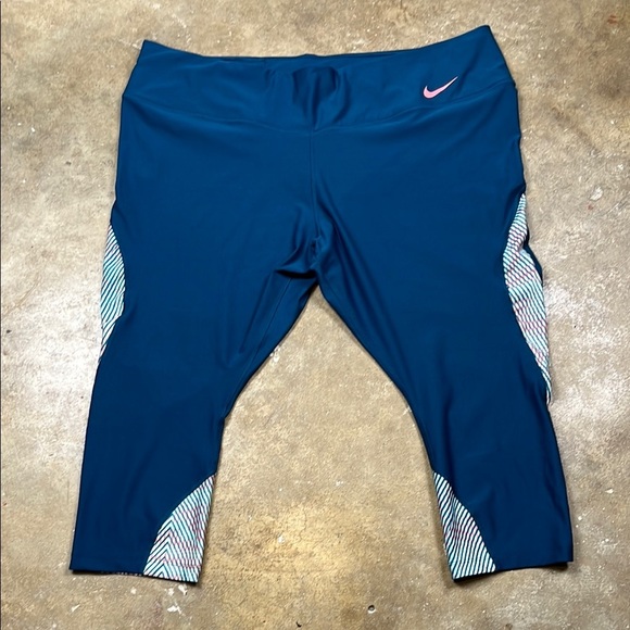 Nike Pants - Nike Leggings in Green-Turquoise color way
Size: 3x